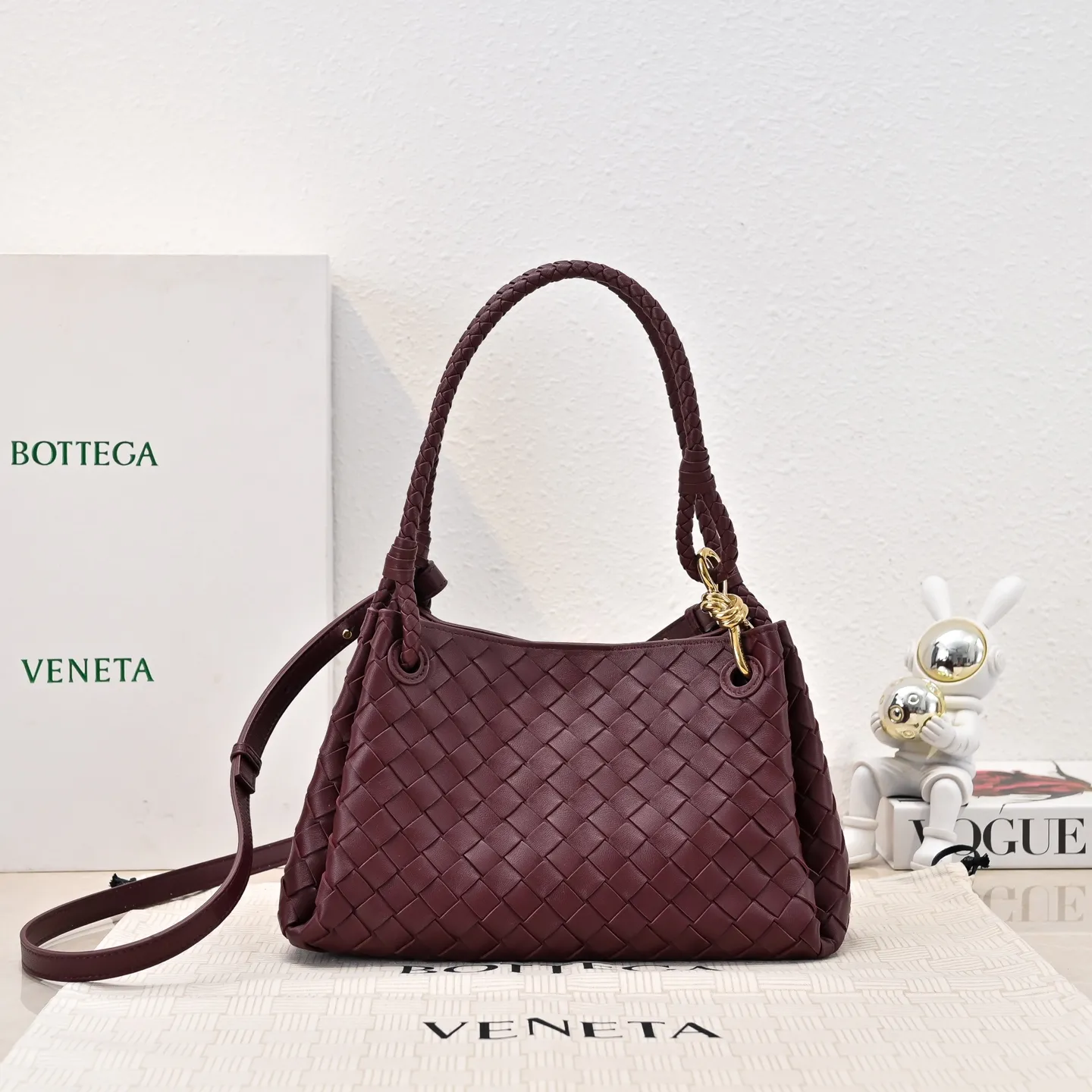 Batch 2060 BOTTEGA VENETA 2025 Autumn New Product Medium Parachuta The long-awaited new medium parachuta is here, with a unique appearance and iconic metal knots, and a whole piece of leather folds the four corners into a parachute shape! The exquisite Knot metal buckle is like putting jewelry on a bag. It is high-end and elegant. Its super capacity can hold all your things! The overall effect of this bag is very different from before. It is neither too delicate to provide a large capacity nor too bulky because of its practicality. It simply provides a perfectly suitable bag for casual and simple people👜 Style number: 5921 Size: 29.5*18.5*17.5cm